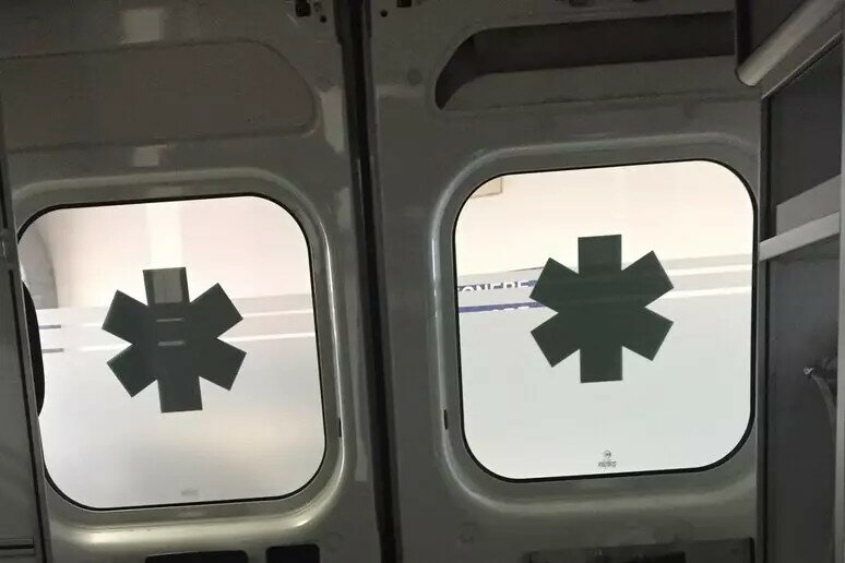 Palo della luce si stacca per il vento e lo colpisce, muore operaio