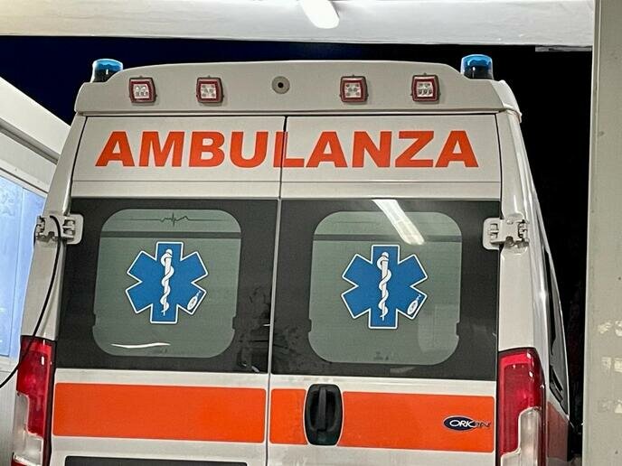Follia alla casa dello studente: 23enne accoltella custode e si getta nel vuoto