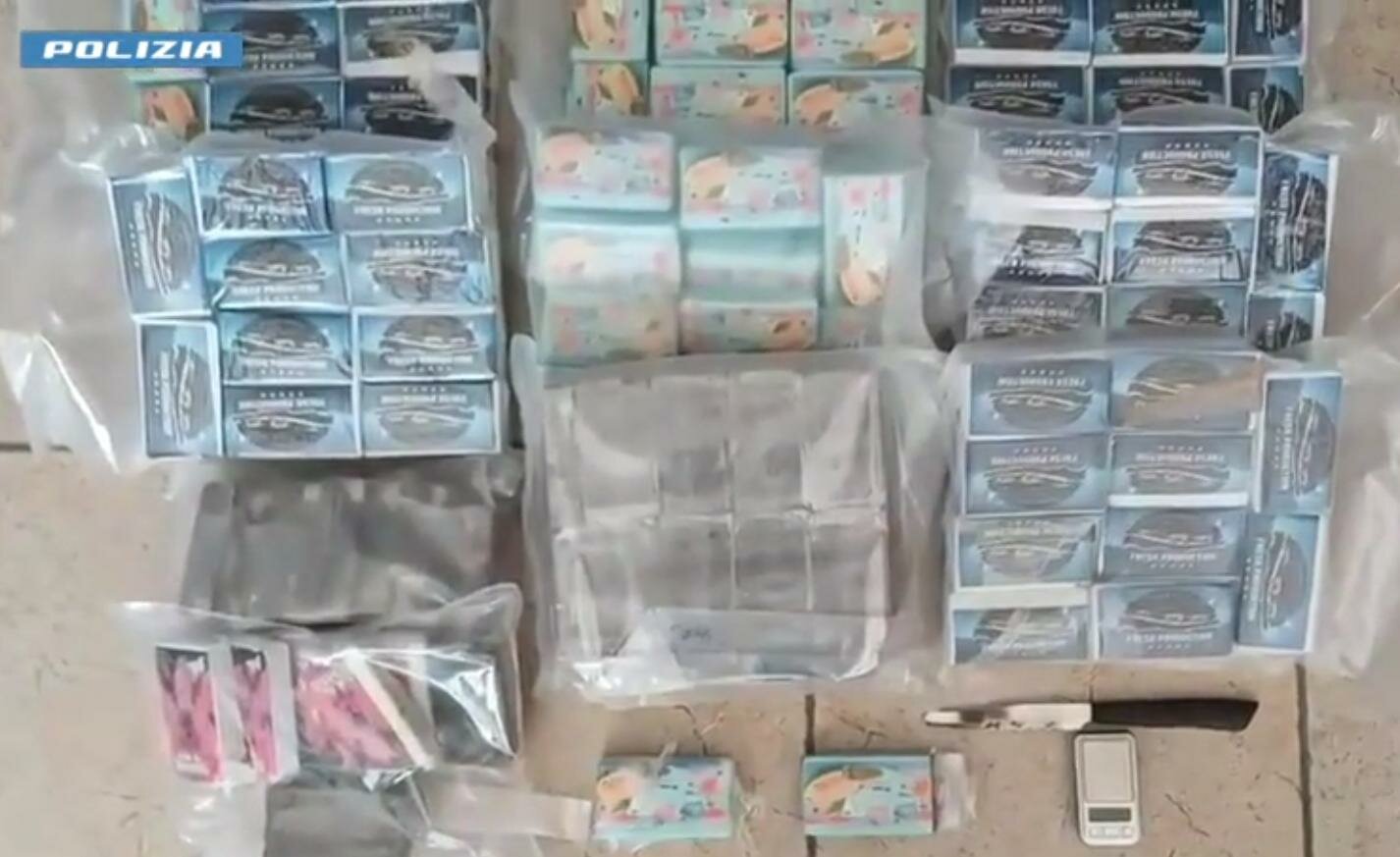 Nascosti nel divano letto 79 panetti di hashish Nascosti nel divano letto 79 panetti di hashish