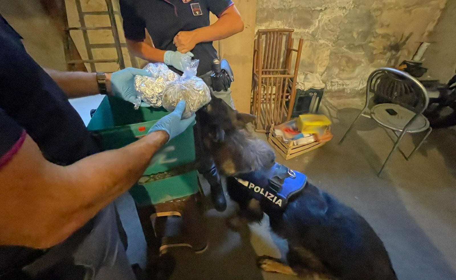 Scovati oltre 7 chili di droga a Librino