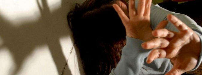 Abusi su bimba e botte alla madre: condannato