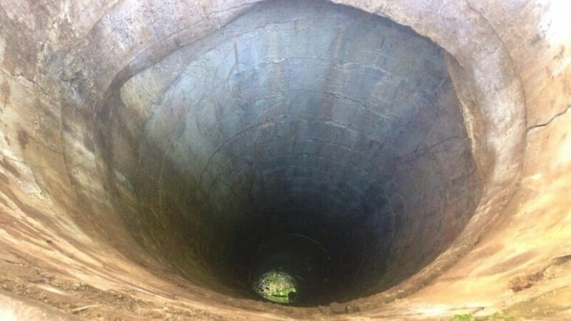Si sporge per salvare la pecora e muore nel pozzo Si sporge per salvare la pecora e muore nel pozzo