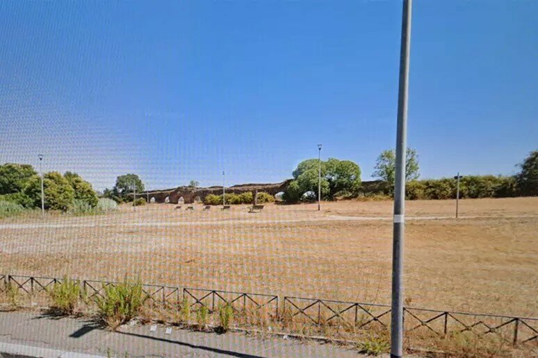 Violentata nel parco davanti al fidanzato, tre fermi