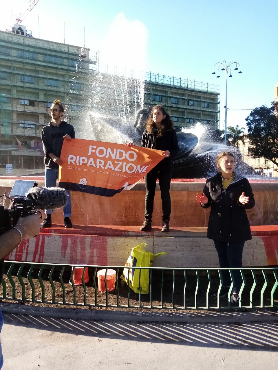 7.ATTIVISTI-CON-STRISCIONE-.jpeg 7.ATTIVISTI-CON-STRISCIONE-.jpeg