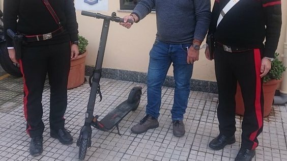 Gli rubano monopattino, lo ritrova su internet