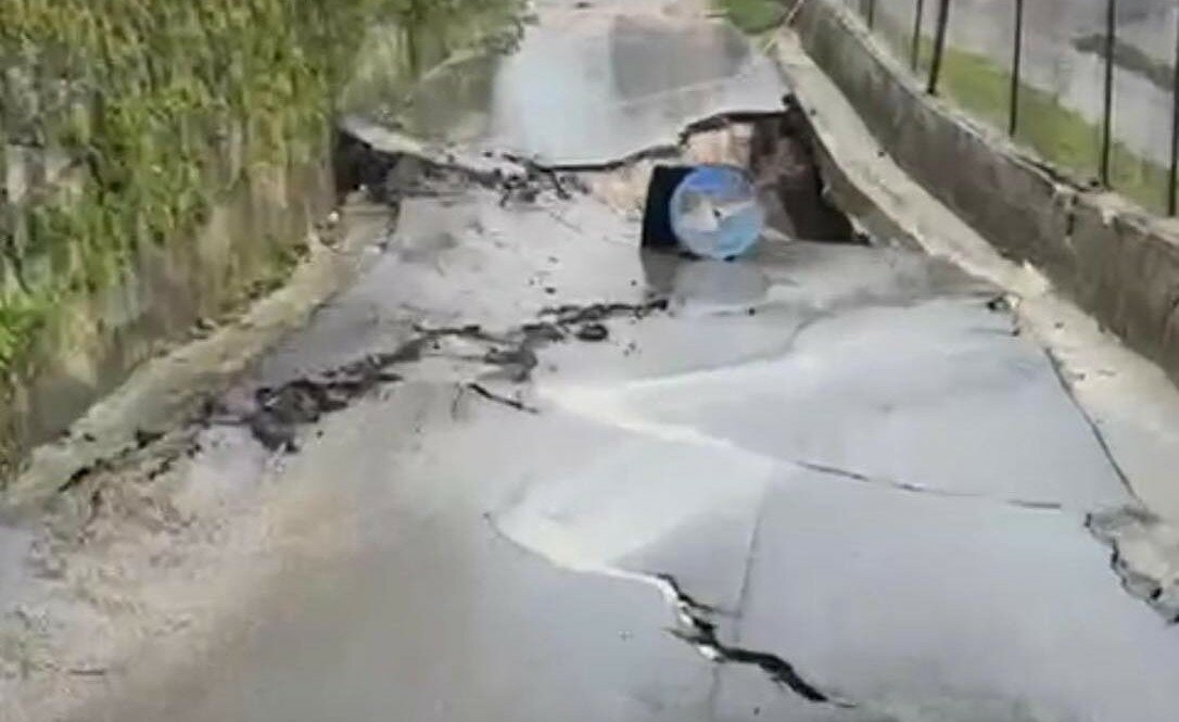 Crolla strada a Carini a causa di una frana: famiglie evacuate