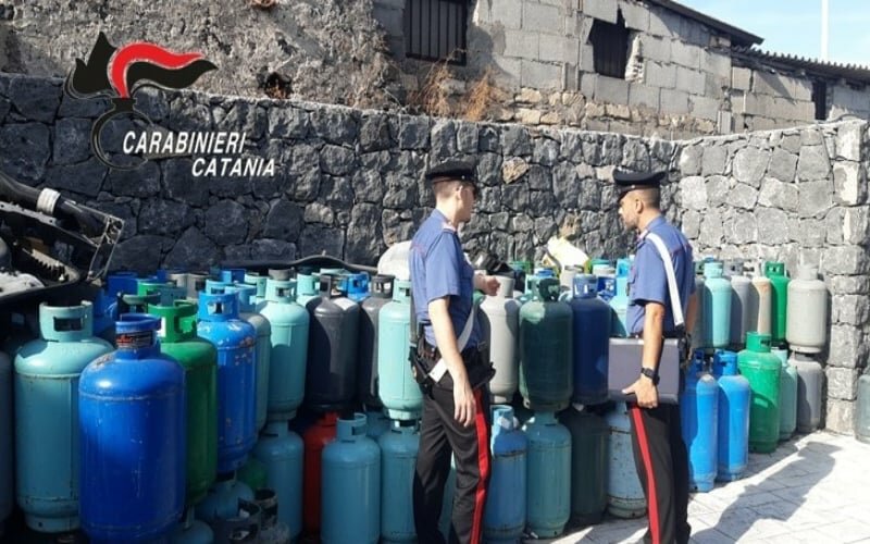 A Picanello deposito illegale di bombole