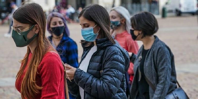 Mascherina all'aperto in Sicilia