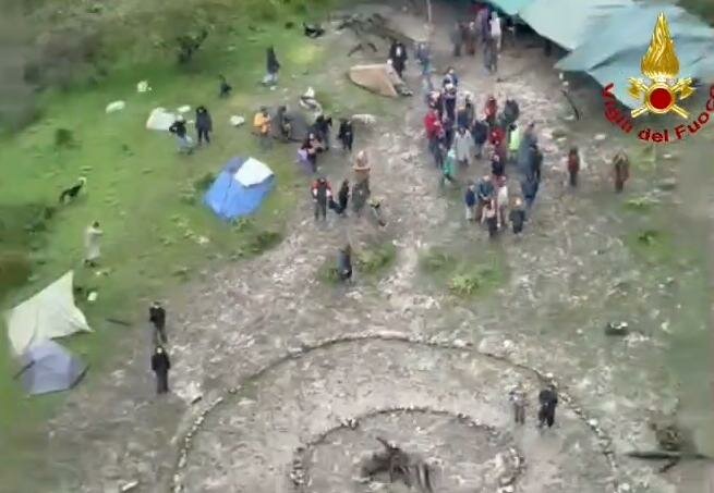 Torrente in piena, 100 campeggiatori isolati: approntata una teleferica