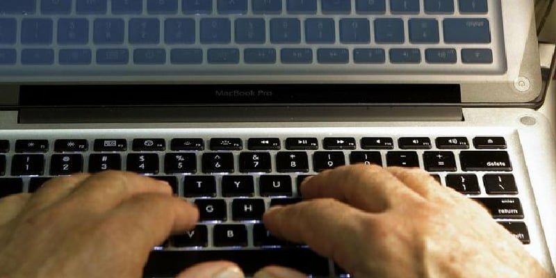 Trovato morto davanti al pc con la maschera antigas