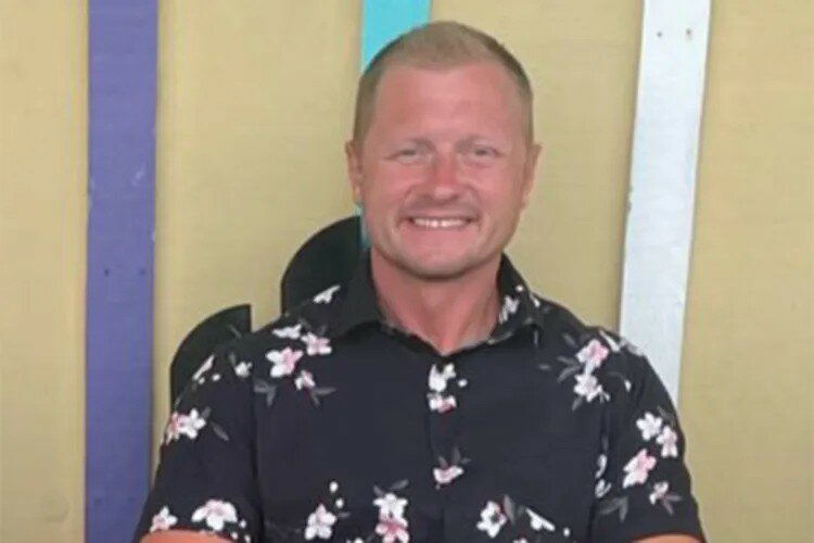 Scherzano fuori casa dell'insegnante e lo falciano con l'auto