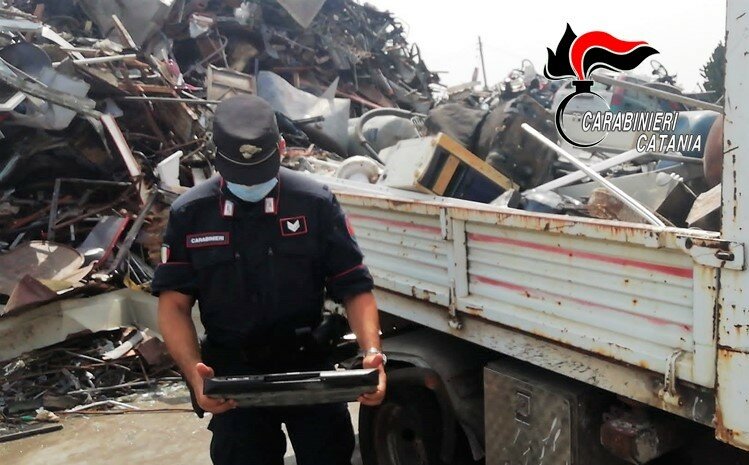 Catania, beccati con i rifiuti speciali nel sacco Catania, beccati con i rifiuti speciali nel sacco