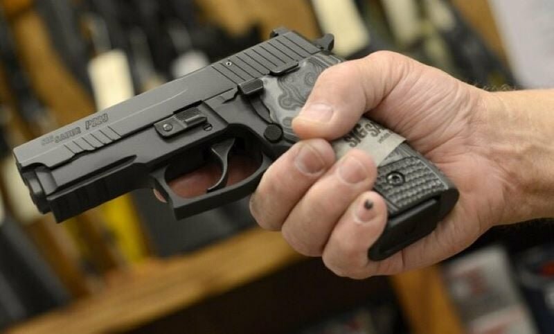 Spara e ferisce il nuovo compagno della ex: preso