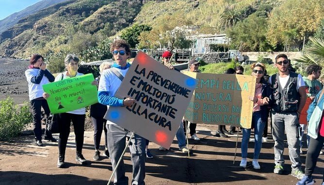 Stromboli in piazza: "In pericolo le case e le vite" Stromboli in piazza: "In pericolo le case e le vite"