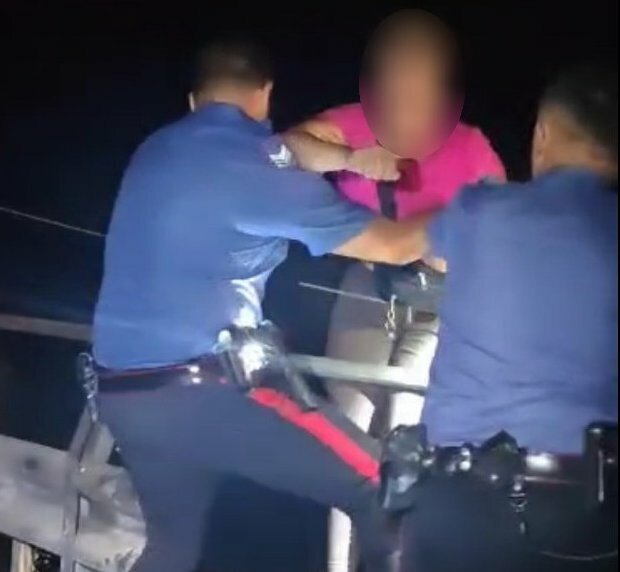 In bilico sul guardrail sta per buttarsi: salvata In bilico sul guardrail sta per buttarsi: salvata