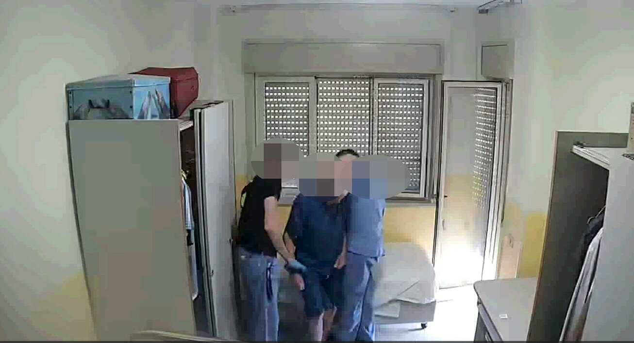 Anziani picchiati e legati con le cinghie