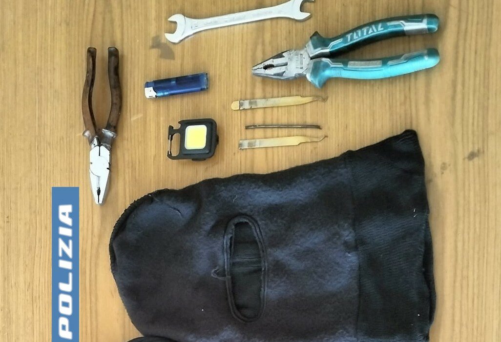 Fermato a Catania col borsello pieno di attrezzi sospetti