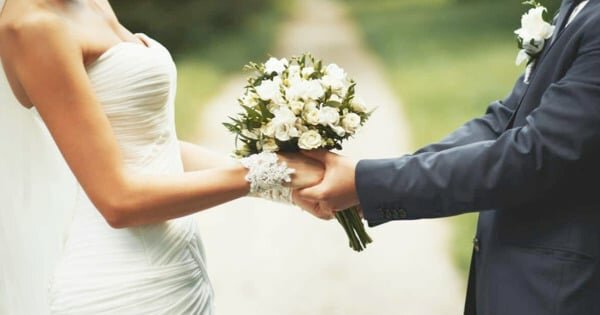 Due dipendenti si sposano e vengono licenziati