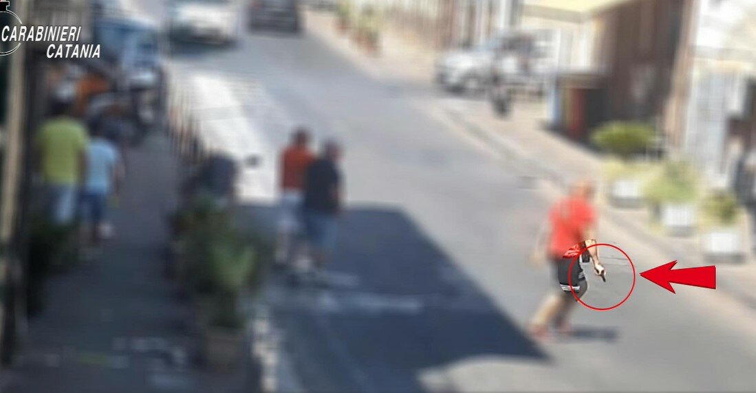 Catania, per strada l'uomo con la pistola