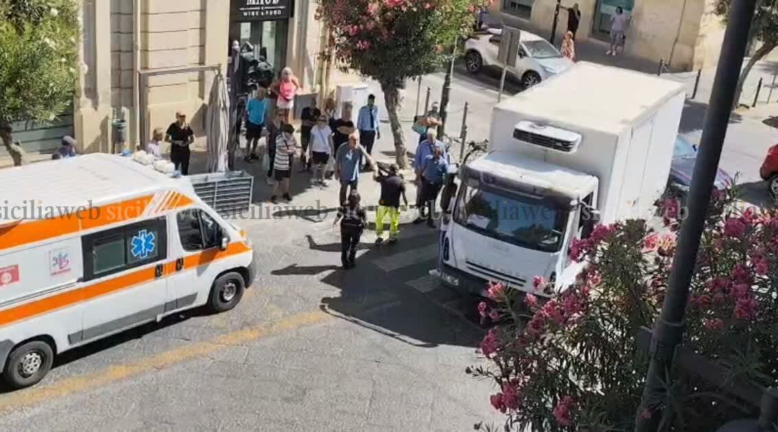 Il furgone la investe: grave una ciclista