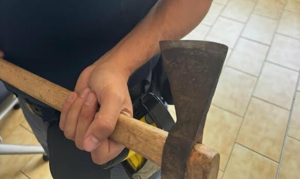 Girava per strada con la faccia dipinta di rosso e una grossa ascia