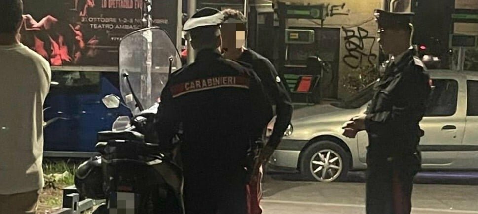 Sparano contro la porta del rivale e fuggono