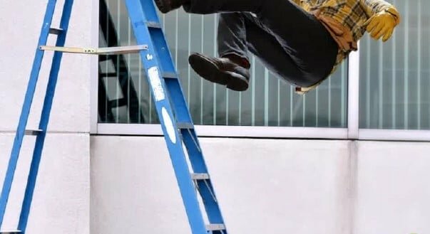 La macchina travolge 2 scale, operai precipitano