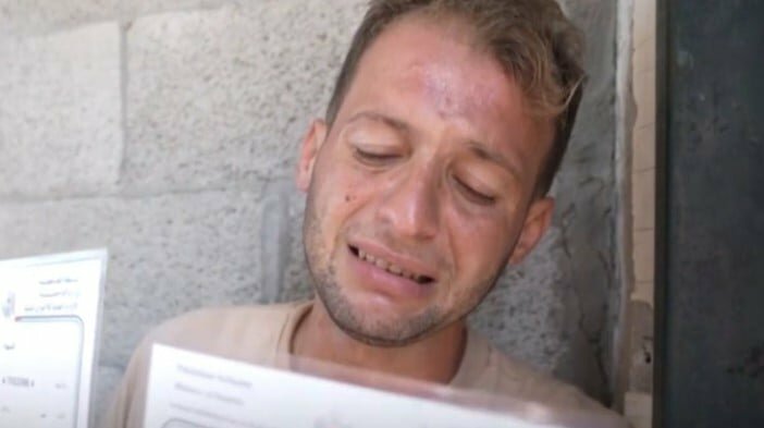 Va a registrare gemelli, torna e li trova morti