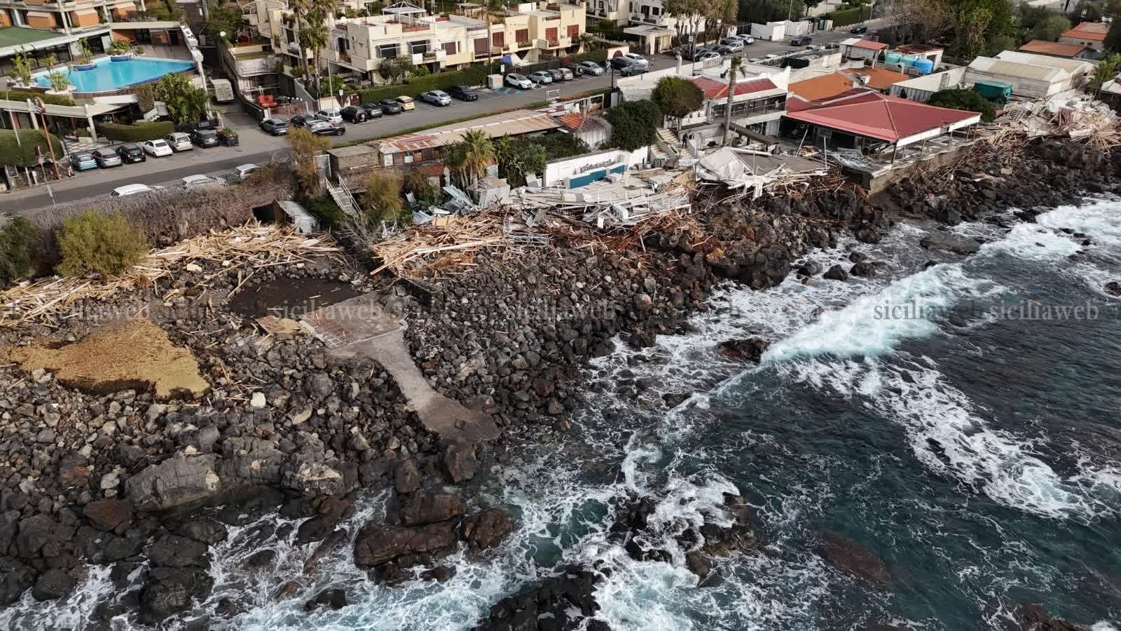 Ciclone Harry, stop ai canoni demaniali marittimi