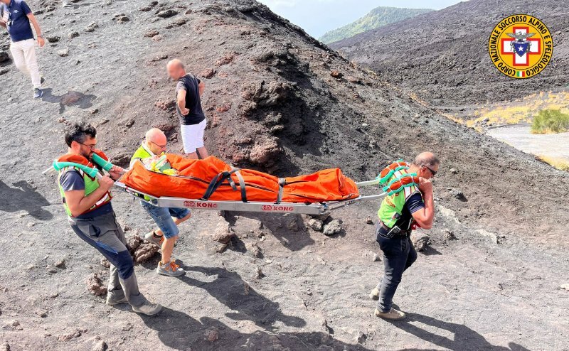 Tre turiste soccorse sull'Etna Tre turiste soccorse sull'Etna