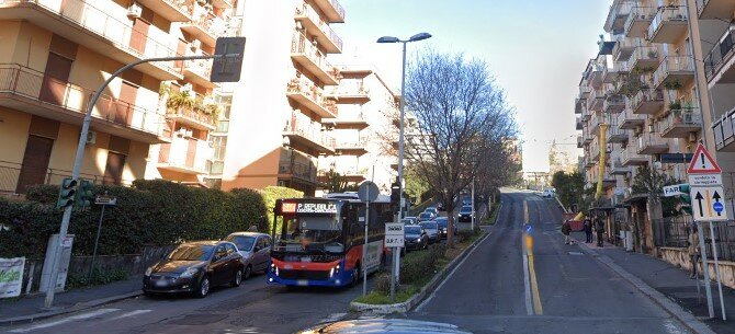 Catania, scontro tra autobus e furgone