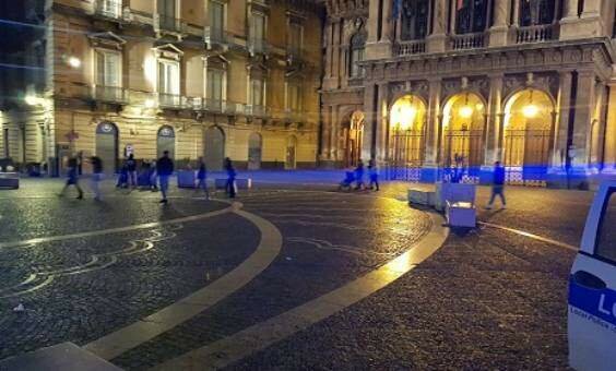 Straniero molesto in piazza Bellini: arrestato