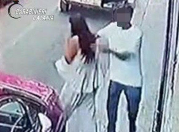 Mamma e bimba scaraventate a terra: preso lo scippatore catanese