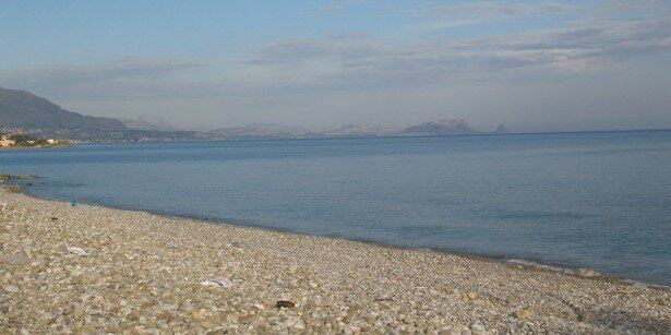 "Mi ha violentata in spiaggia"