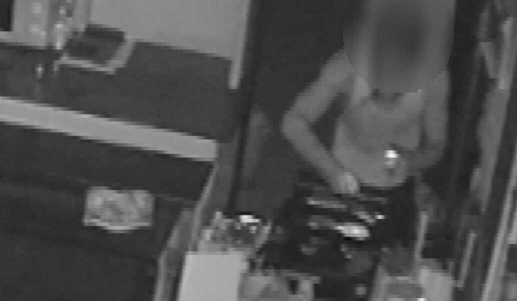 Furto e salto dal tetto: preso il ladro fantasioso
