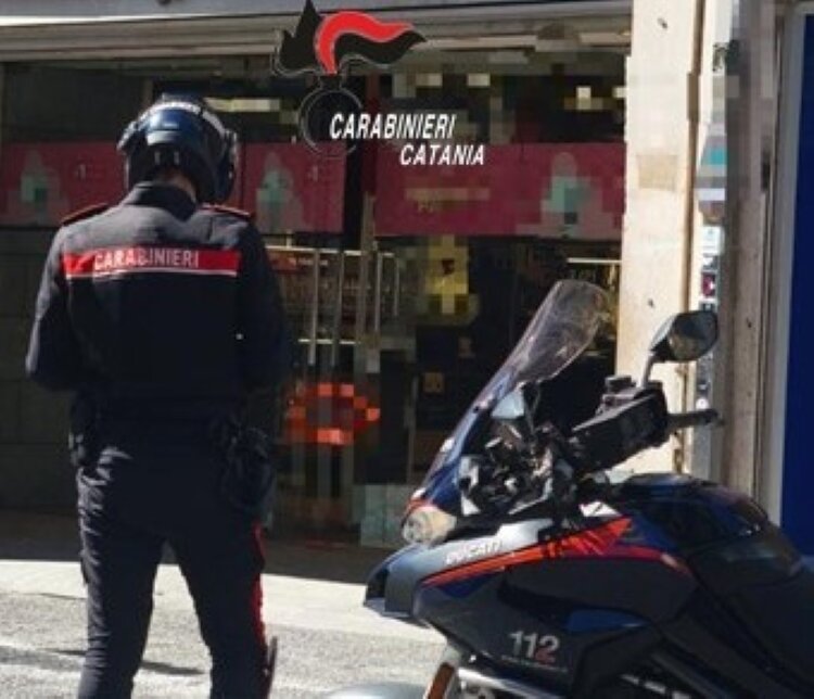 Ruba un profumo e lo infila nel marsupio, ma qualcosa va storto