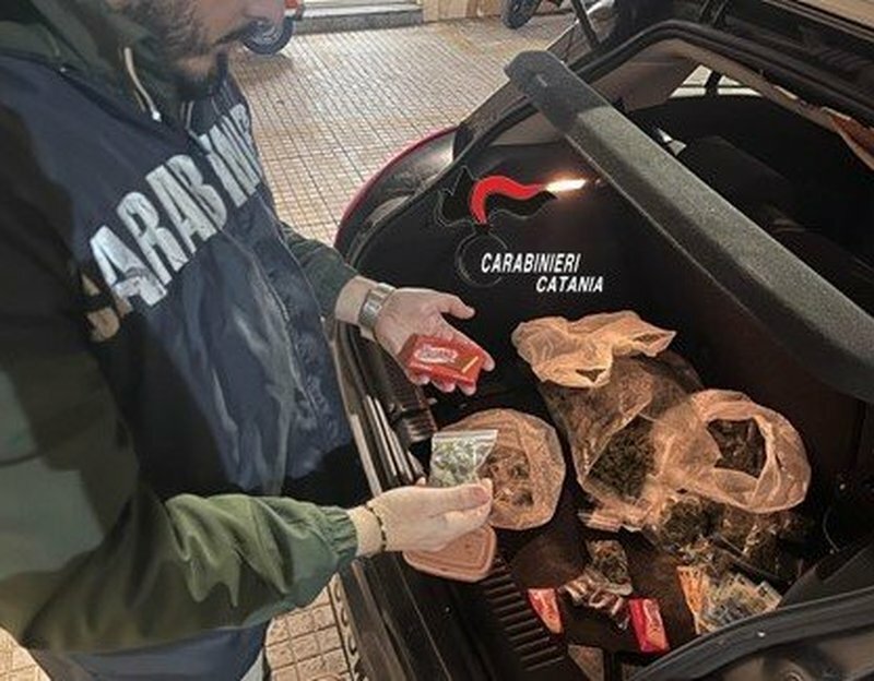 A Picanello deposito di droga in macchina
