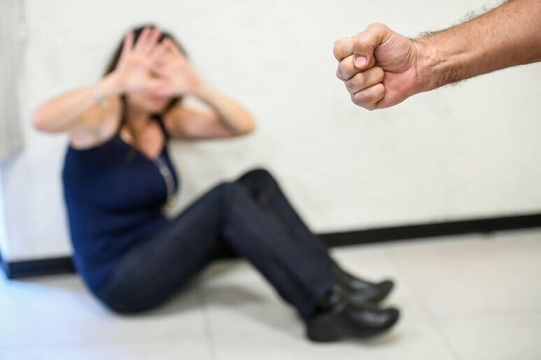 Picchia la moglie prima dell'udienza per violenza