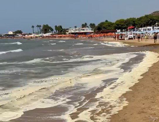 Acqua gialla e schiuma: orrore in spiaggia Acqua gialla e schiuma: orrore in spiaggia