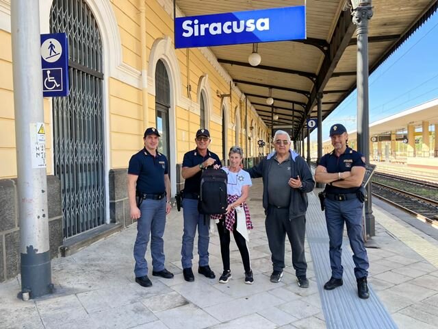 Zaino sospetto sul treno, ma era pieno di soldi
