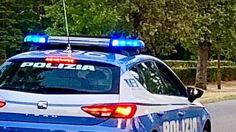 C'&egrave; la polizia: gettano la droga nel wc