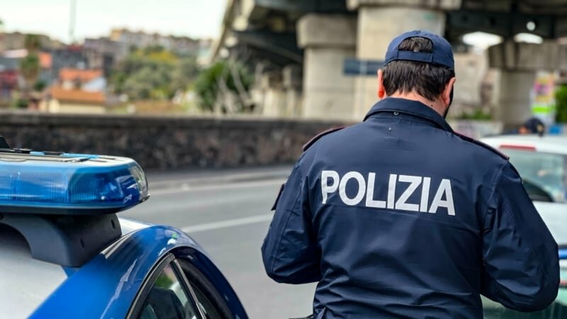 Alt! Ma lo scooter travolge il poliziotto
