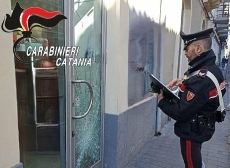 Spacca vetrina in via Etnea per rubare la cassa