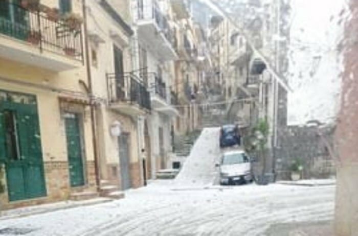 A Palermo grandina