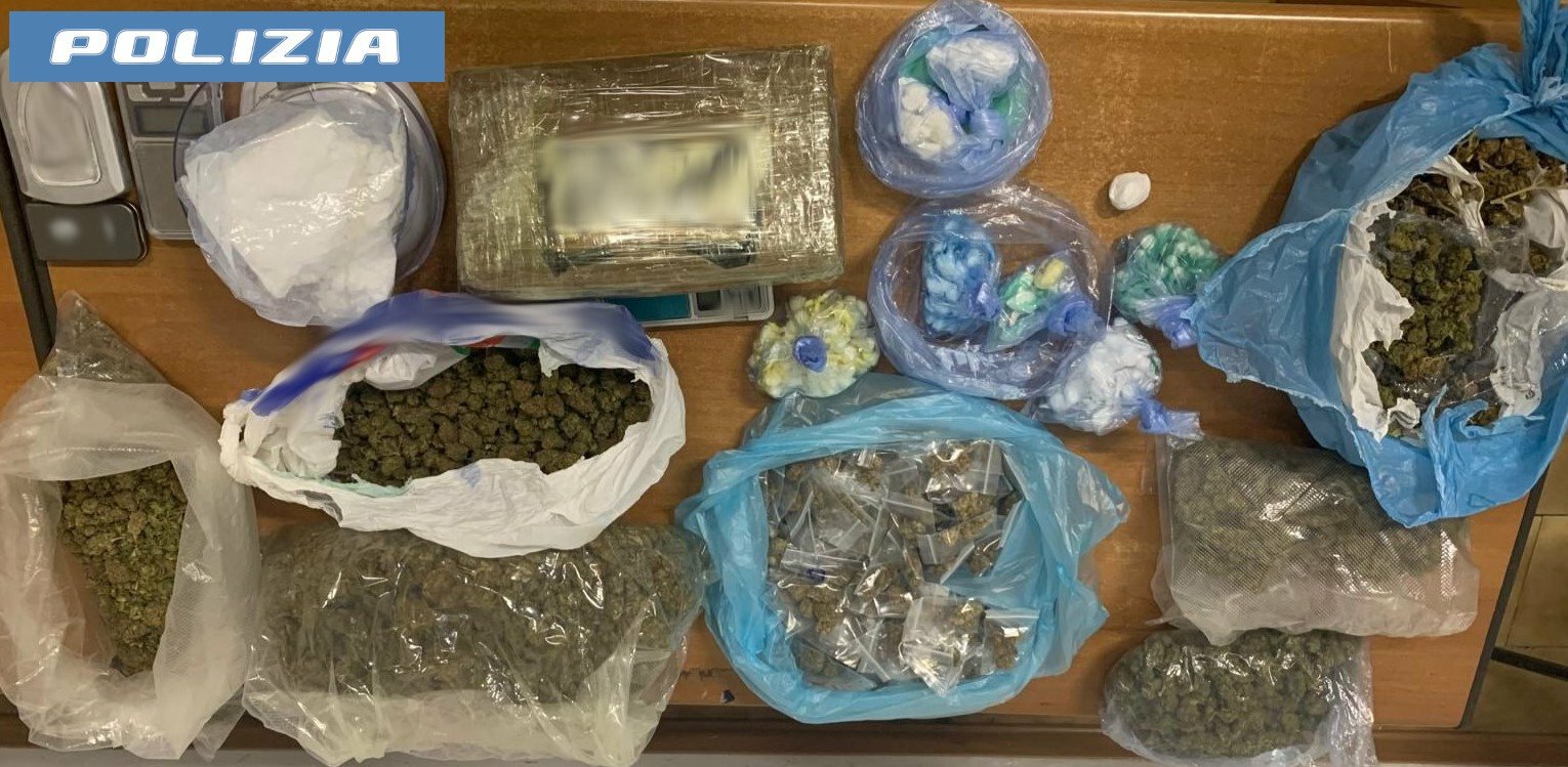 Catania: in casa pistole e droga da 100.000 euro