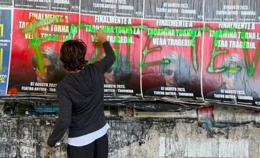 De Luca vs Angelo Duro: 'Chi &egrave; questo troglodita?'