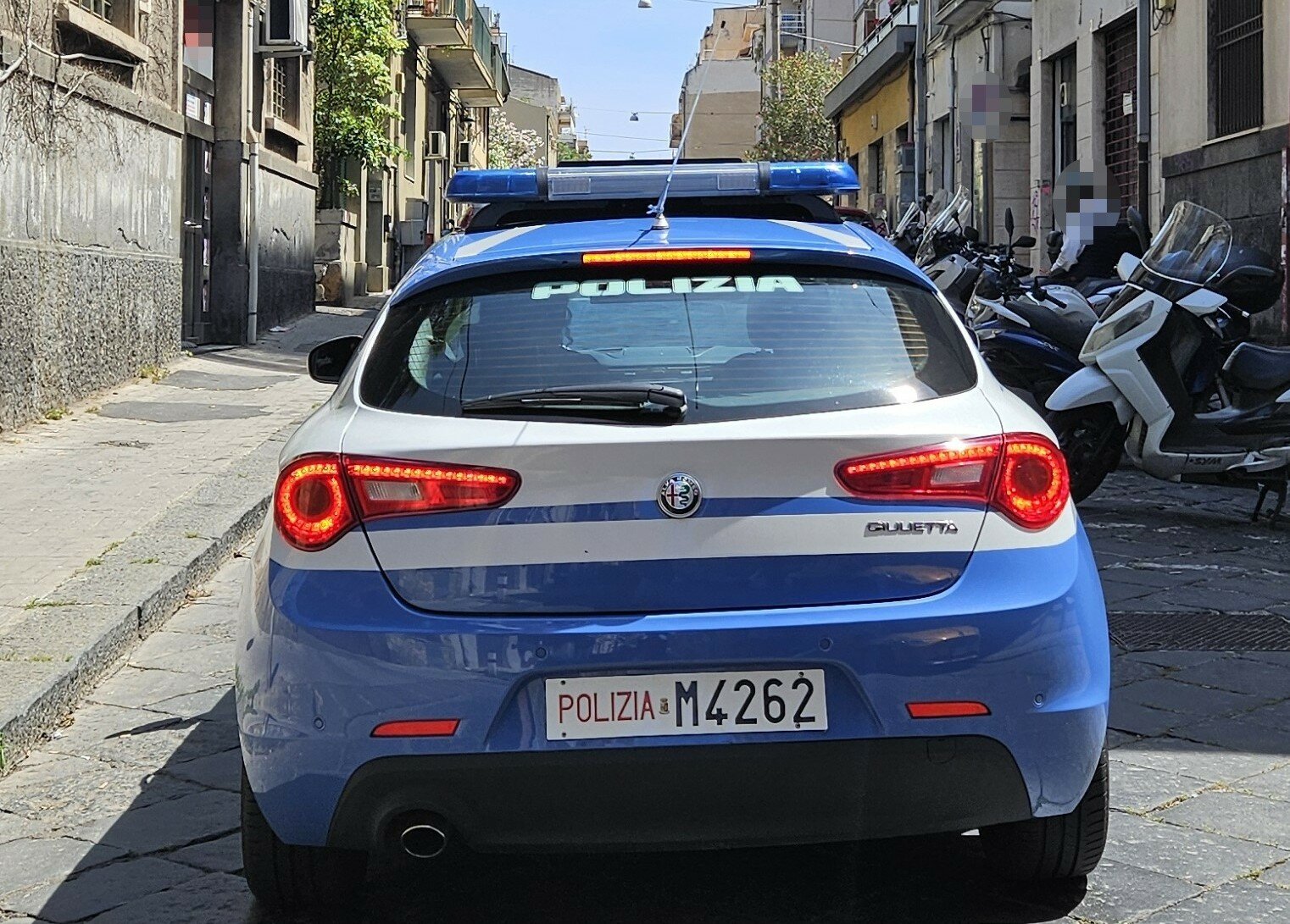 Coppia di ladri ruba macchinetta piena di monete dalla sala bingo