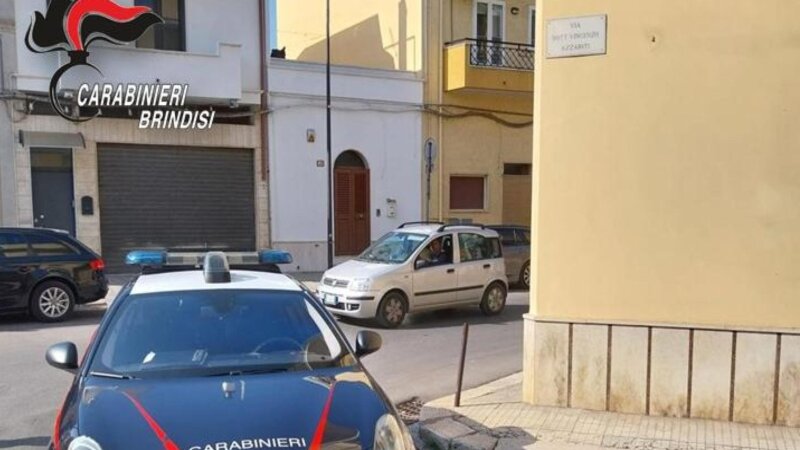 Citofona ai vicini e accoltella 17enne