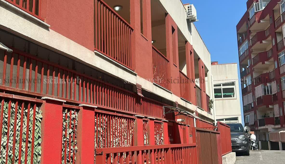 Mamma e neonata gi&ugrave; dal 1&deg; piano: muore la bimba