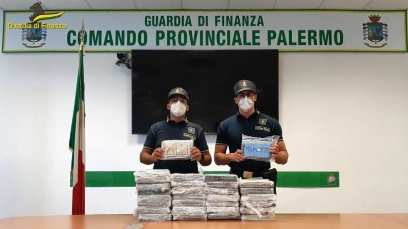 Nel bagagliaio 33 chili di cocaina